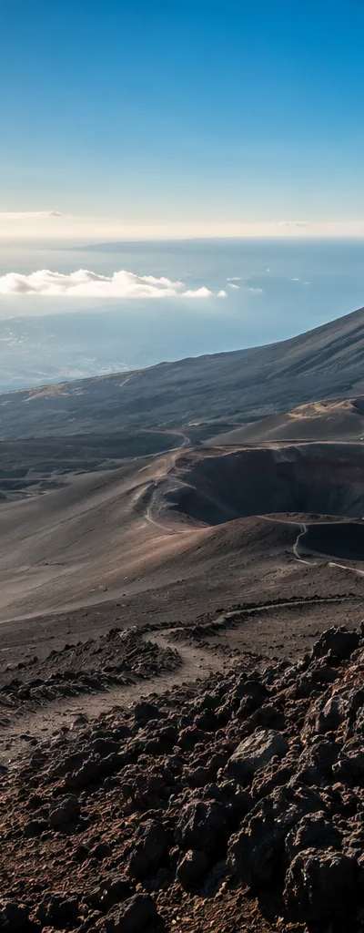 Senderismo en el Etna: un paisaje lunar bajo el sol siciliano