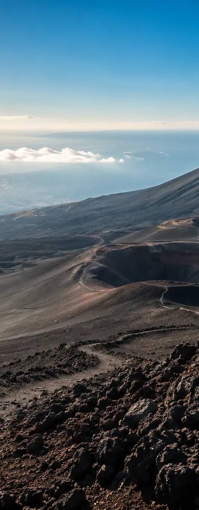 Trekking sull'Etna: un paesaggio lunare sotto il sole siciliano